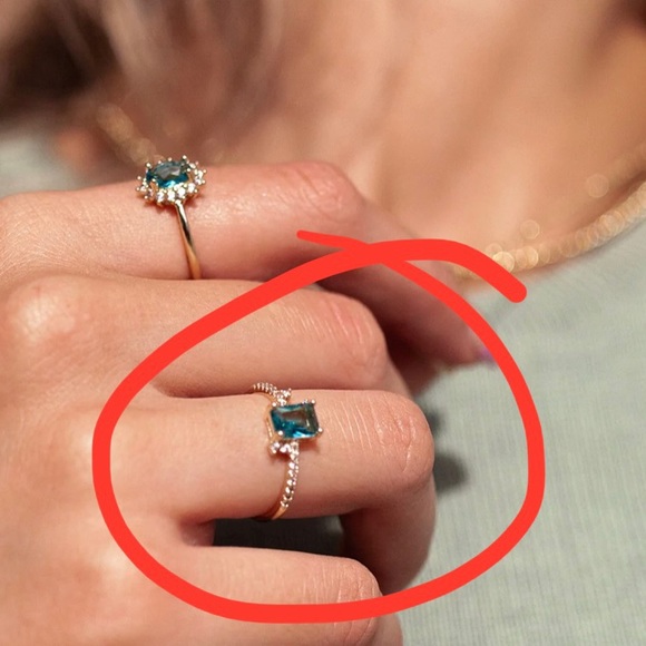 NWT/NIB Beautiful Aqua Crystal w/ Thin Gold Band and Accent White Crystals - Picture 2 of 2